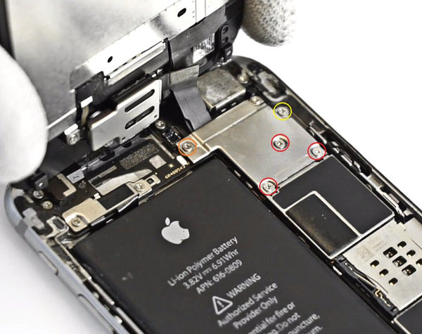 Odstranění šroubů držáku kabelu z LCD kompletu