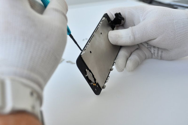 Odstranění bočních šroubů z předního panelu