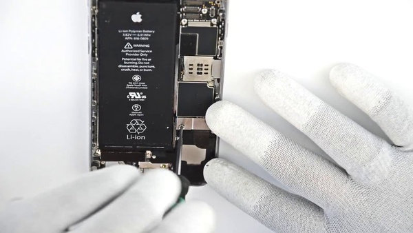 Odpojení konektoru baterie