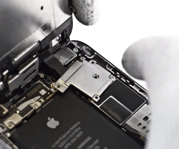 Odstranění držáku kabelu LCD kompletu