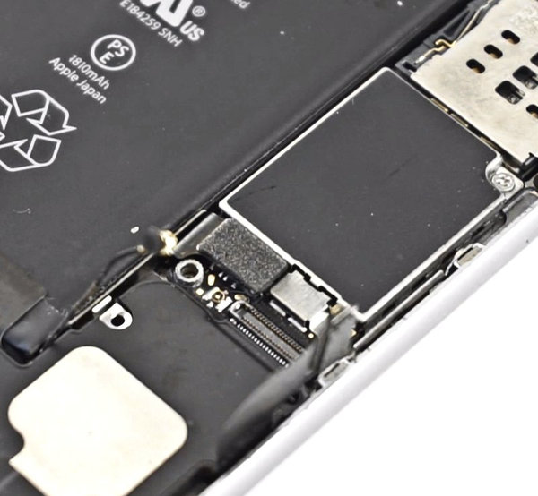 Odpojení kovového držáku konektoru baterie