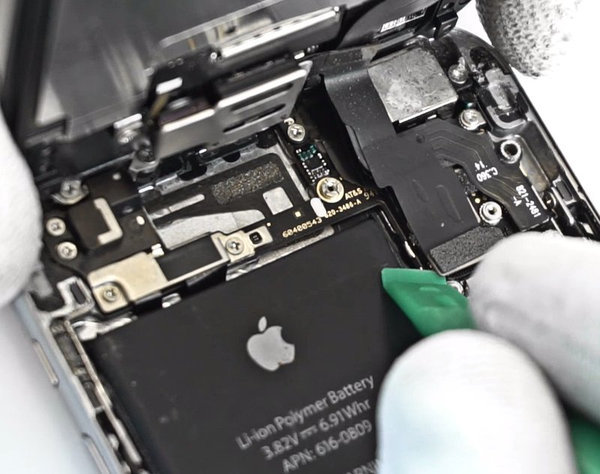 Odpojení konektoru předního fotoaparátu