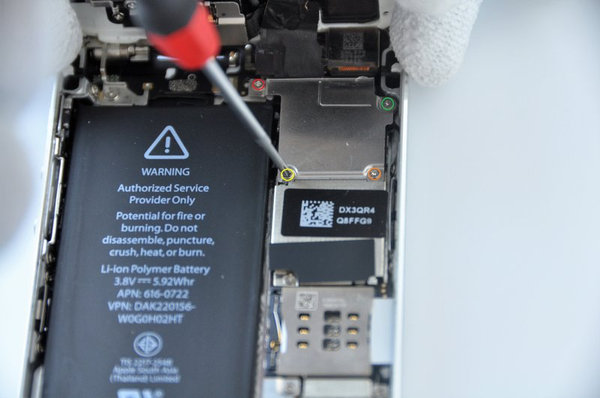 Demontáž šroubů kovového držáku