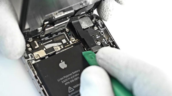 Odstranění konektoru předního panelu 2