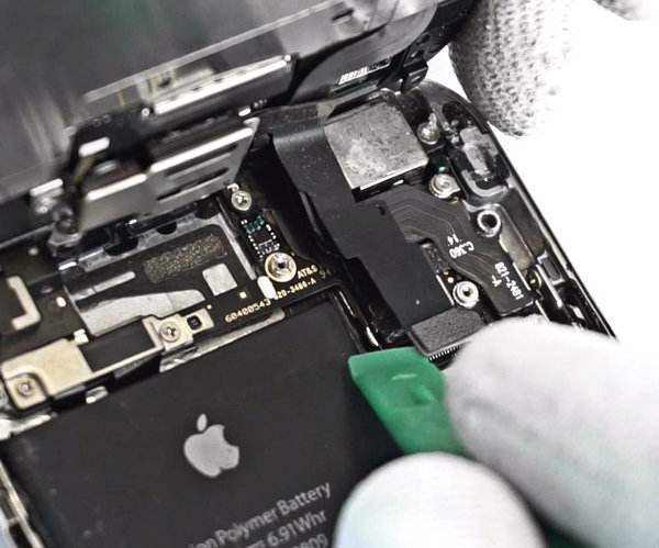 Odpojení konektoru kabelu směřujícího k propojení home button