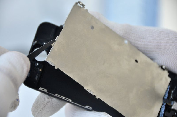 Odstranění plechu LCD, flexu přední kamery a proximity senzoru