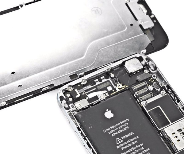 Oddělení předního panelu od zadního pouzdra