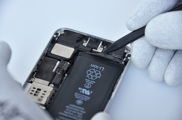 Odstranění lepivých proužků zpod baterie